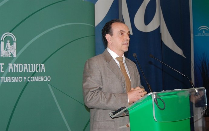 El consejero de turismo y comercio rafael rodríguez