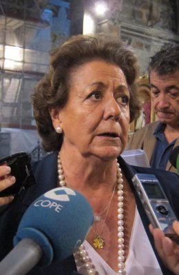 Rita Barberá atendiendo a los periodistas tras la visita 