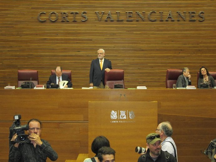 Cotino presidiendo las Corts