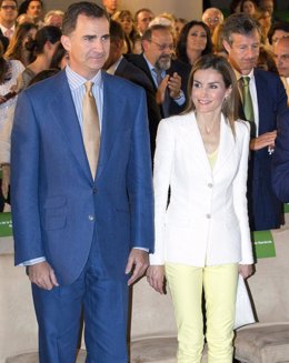 Letizia reina españa pantalones amarillos capri 