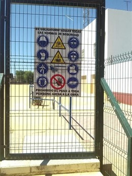 Cartel de obras en el Campo de fútbol de Oromana de Alcalá de Guadaíra.