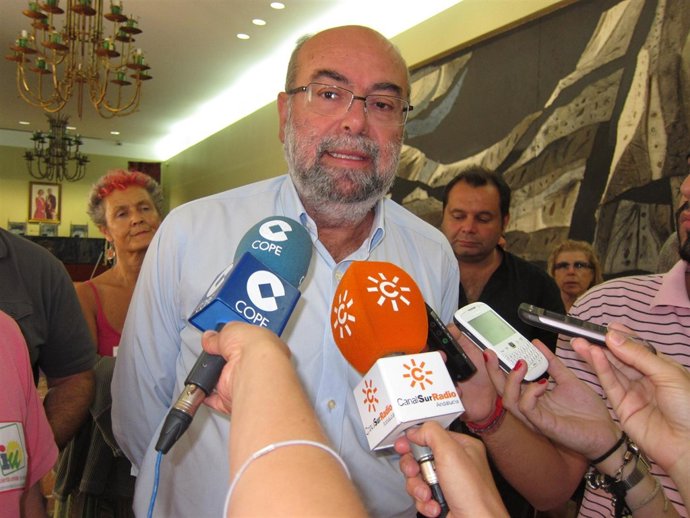 Antonio Roldán, ante los medios. 