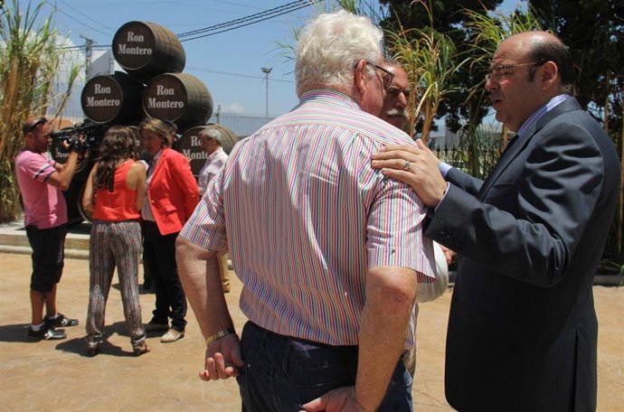 El presidente de Diputación visita la fábrica de Ron Montero