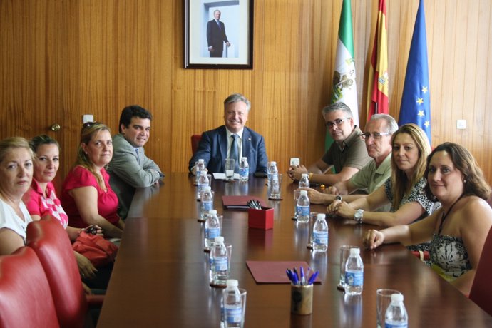 Primo Jurado (al fondo) en la reunión con los trabajadores de Perez Gimenez