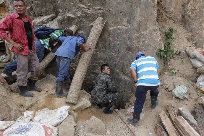 Mineros hablan con sus compañeros atrapados en una mina en Honduras