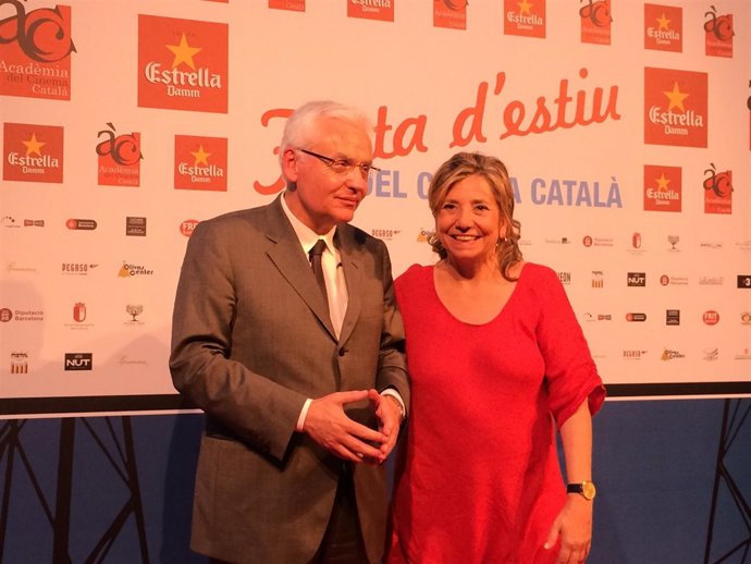 El conseller F.Mascarell y la pta.De la Acadèmia del Cinema Català I.Pasola