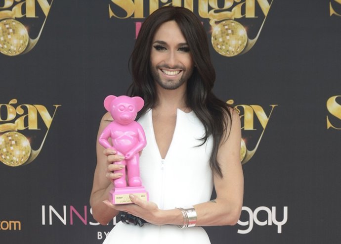 Una emocionada Conchita Wurst recibe el premio MuestraT por su compromiso con LG