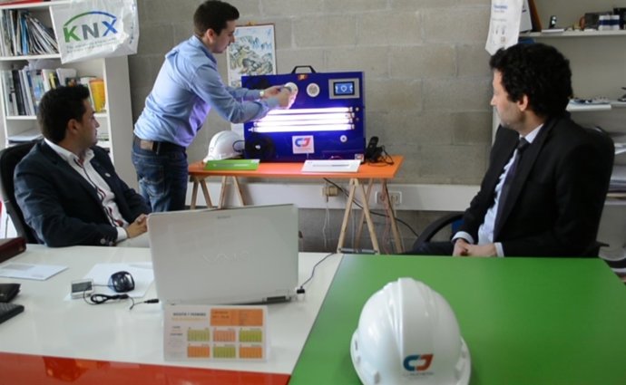 Integrantes de CJ Ingeniería observando uno de sus productos de iluminación