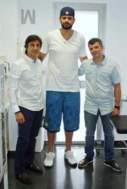 Faverani con el doctor Francisco Martínez y el fisioterapeuta Rogelio Diz
