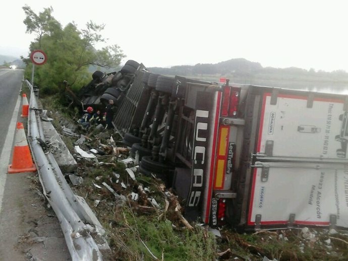 Camión volcado en Santoña