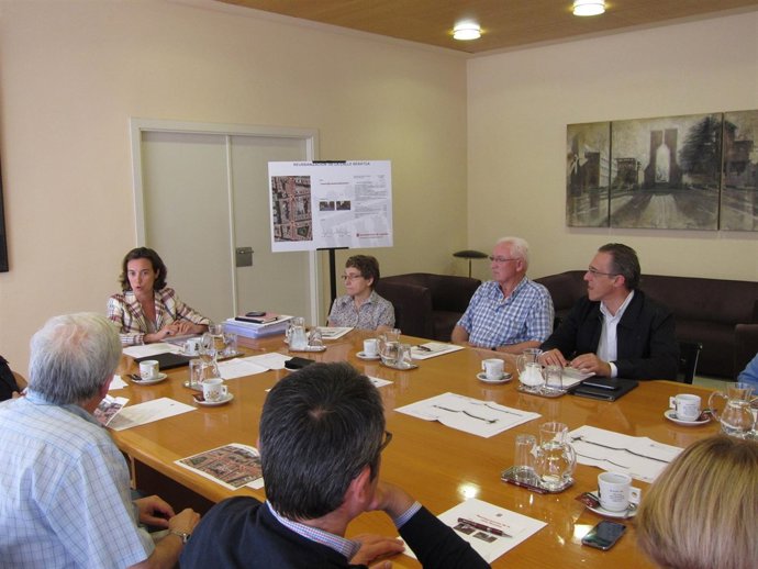 Gamarra explica el proyecto a los vecinos de Beratúa