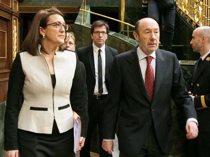 Soraya Rodríguez y Alfredo Pérez Rubalcaba, en el hemiciclo
