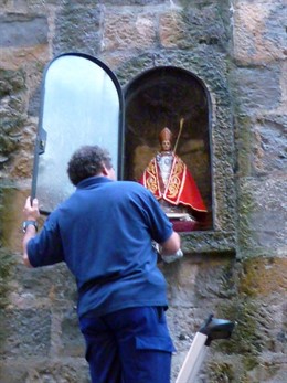 Se retira la réplica de San Fermín colocada en la hornacina de Santo Domingo