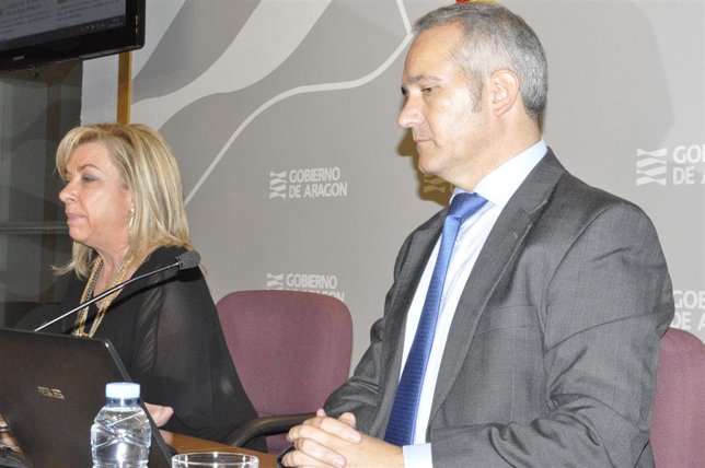 La consejera de Educación, Dolores Serrat, y Manuel Magdaleno.