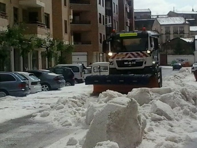 Camión quitanieves retira granizo de una calle de Almazán
