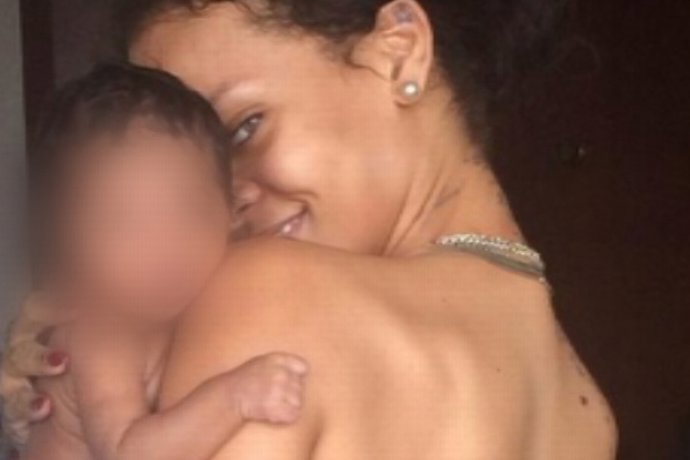 Rihanna posa semidesnuda con su sobrina