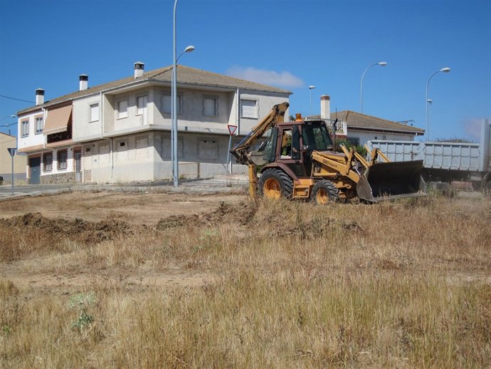 Excavadora limpiando un solar