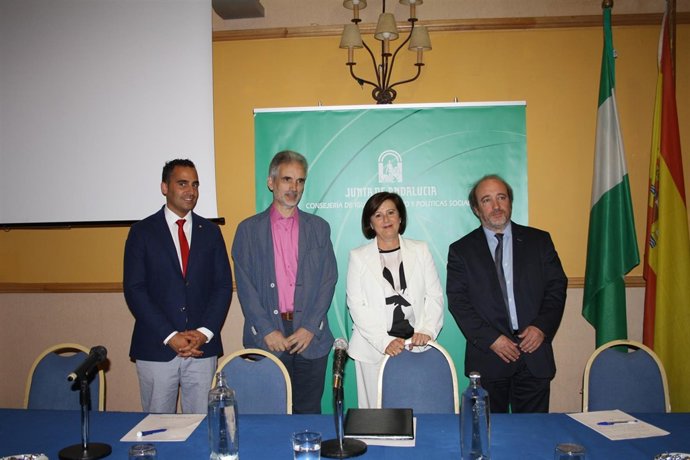 La consejera de salud en reunión SSPA antequera