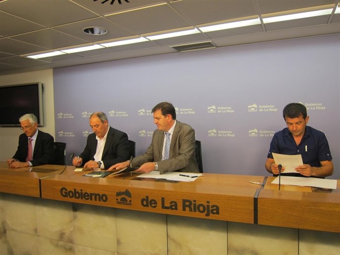 Iñigo Nagore firma el convenio con los representantes del sector de la remolacha