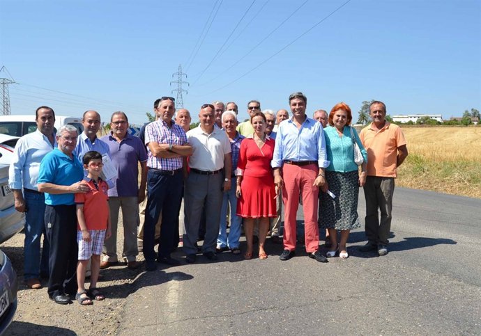 Lorite y Ruiz (con pantalón y vestido rojos) junto a vecinos de la zona