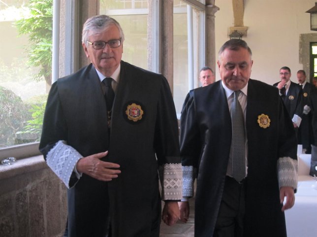 Eduardo Torres-Dulce junto a Carlos Varela este viernes en Santiago