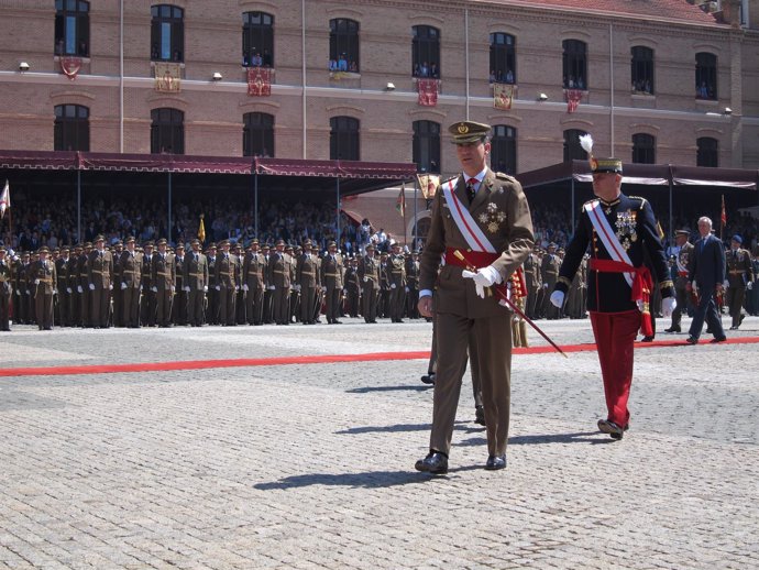 El Rey Felipe VI  a su llegada al Patio de Armas de la AGM 