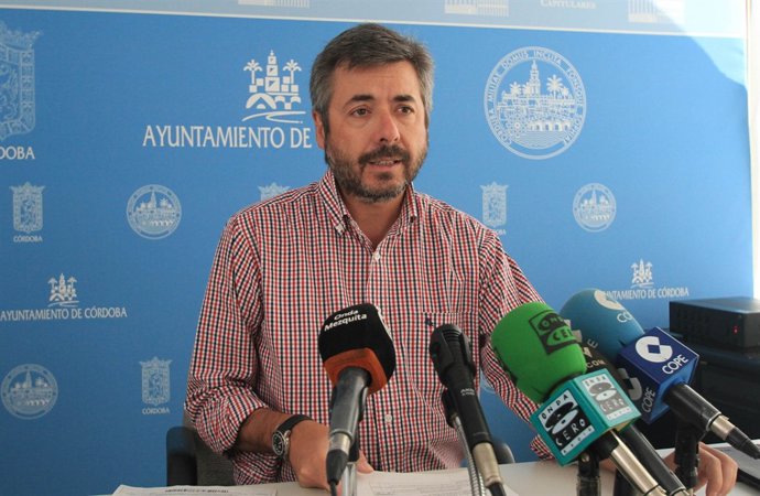 El portavoz del gobierno municipal del PP, Miguel Ángel Torrico