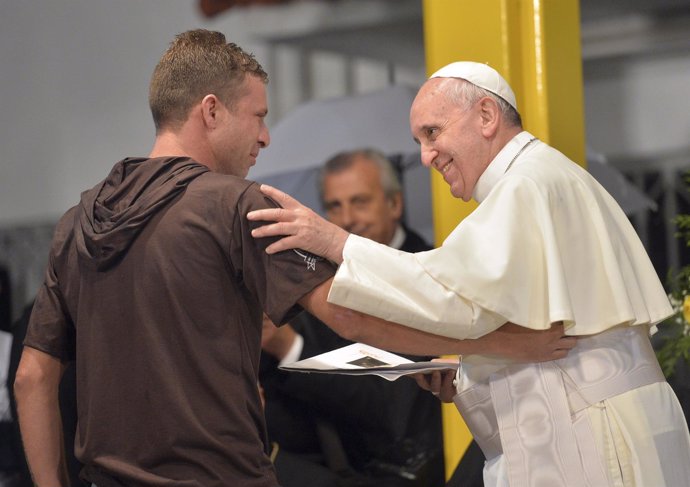 Papa Francisco con un enfermo de un hospital en Brasil