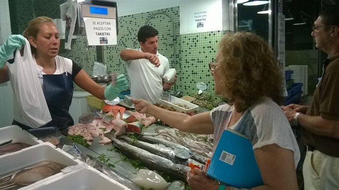 María del Carmen Rodríguez Hornillo en el mercado municipal de Alcalá de Guadaír