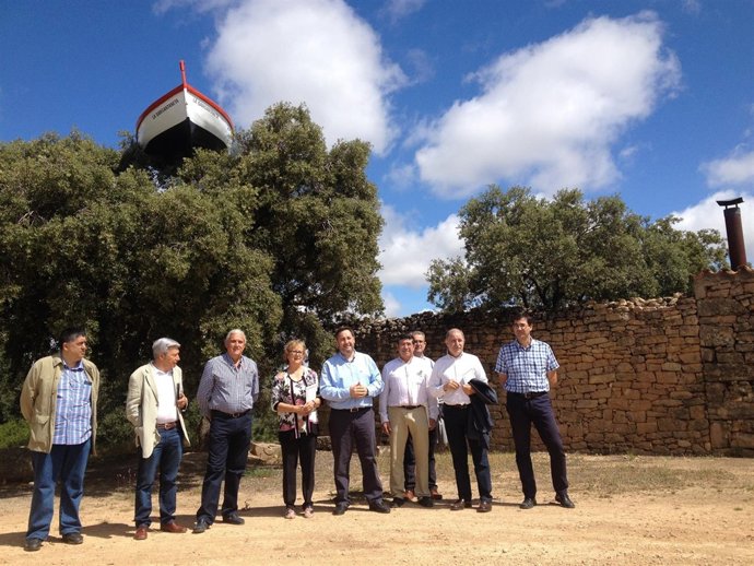 El conseller Josep Maria Pelegrí en una visita a la bodega Mas Blanch i Jové.