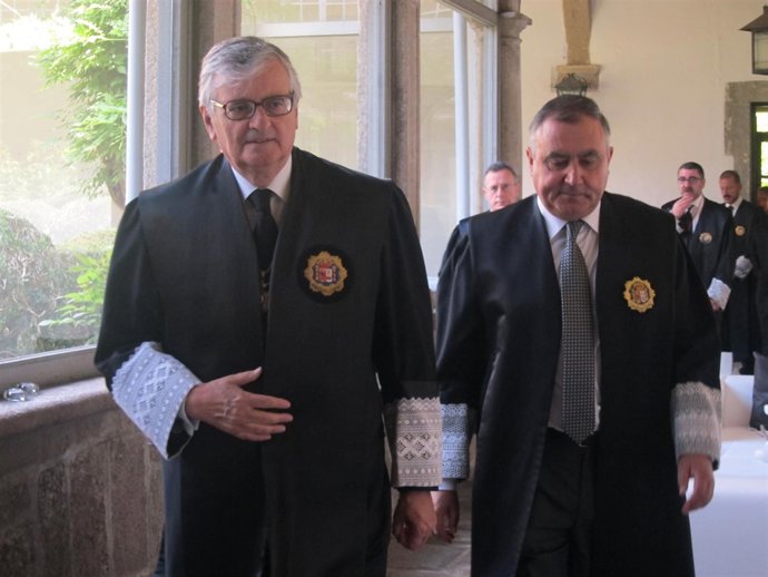 Eduardo Torres-Dulce junto a Carlos Varela este viernes en Santiago