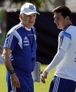 Alejandro Sabella y Lionel Messi en un entrenamiento de Argentina