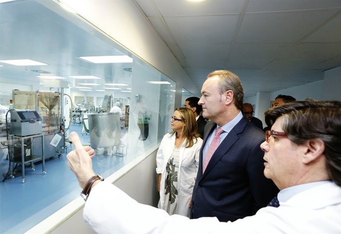 Alberto Fabra visita la empresa Germaine de Capuccini