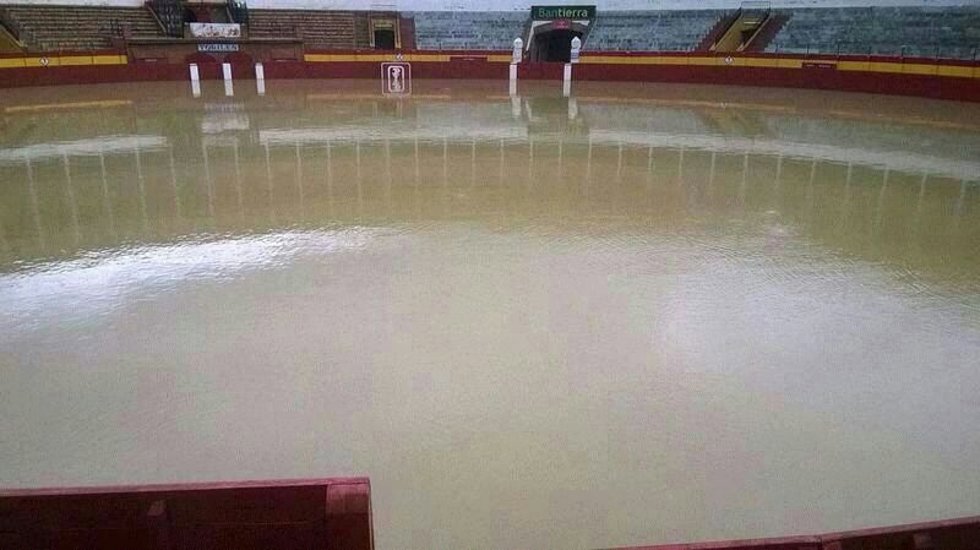Imagen del albero de la Plaza de Toros de Calatayud anegado.