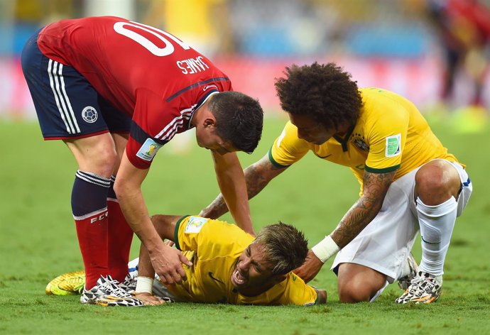 Neymar con gesto de dolor con Marcelo y James Rodriguez