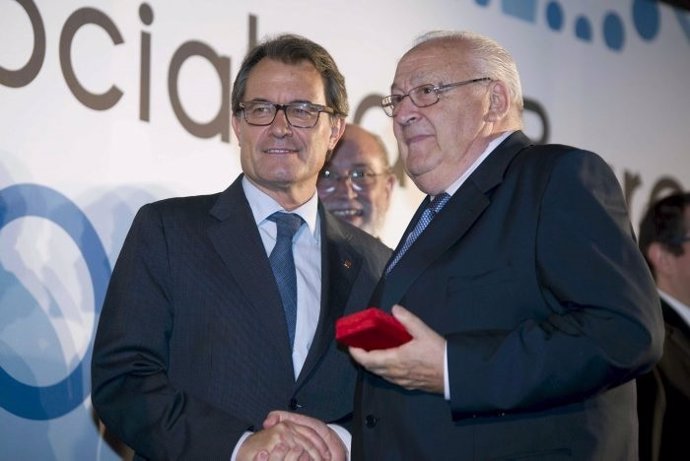 Artur Mas con un colegiado que cumple 50 años de permanencia