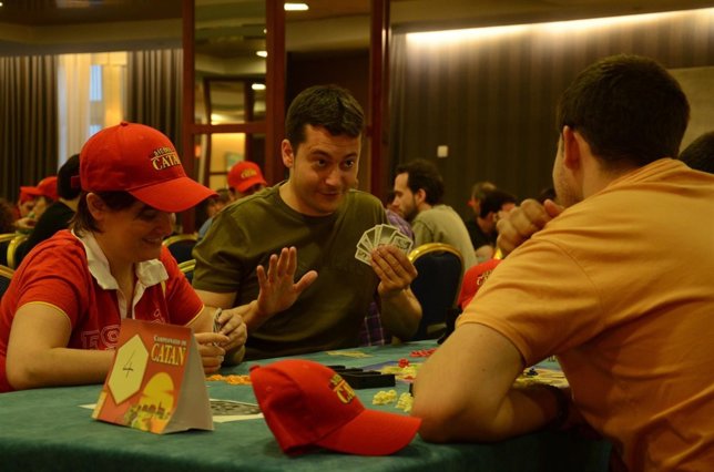 Varios jugadores se enfrentan en el campeonato nacional de Catan        