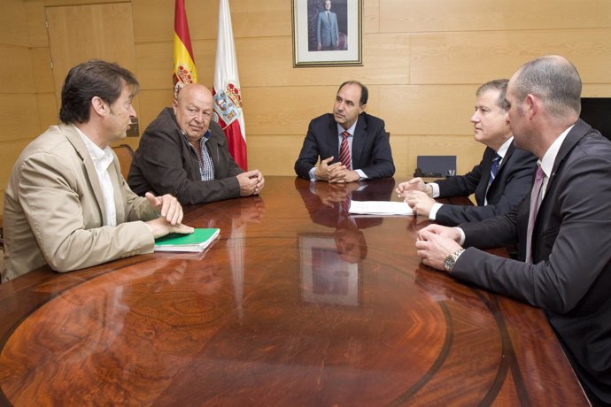 Reunión del presidente con representantes de AgroCantabria