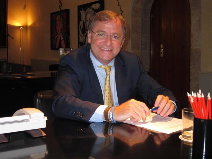 El conseller de Hacienda, Juan Carlos Moragues, durante la entrevista.