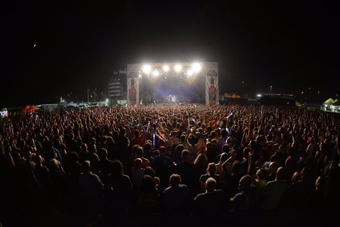 Más de 15.000 personas se congregan en el Weekend Beach De Vélez Mál            