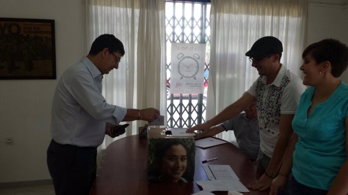 Diego Valderas votando en primarias de IULV-CA en Bollullos del Condado (Huelva)