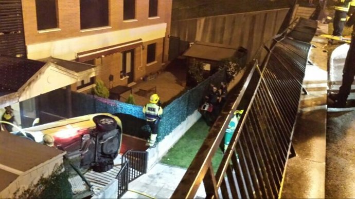 Imagen del coche caído en el portal de la urbanización