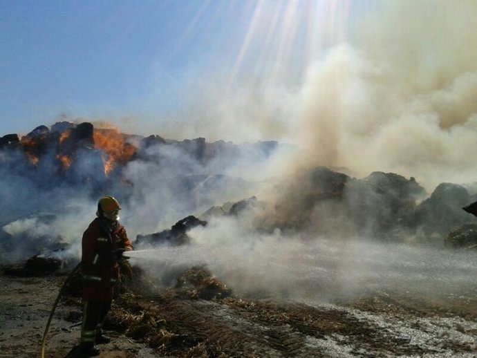 Bomberos en la granja de Bétera