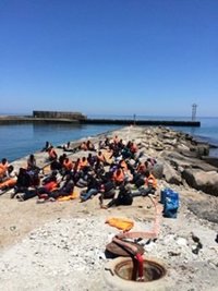 La Armada auxilia a los 56 inmigrantes que viajaban a bordo de una patera en la Isla de Alborán