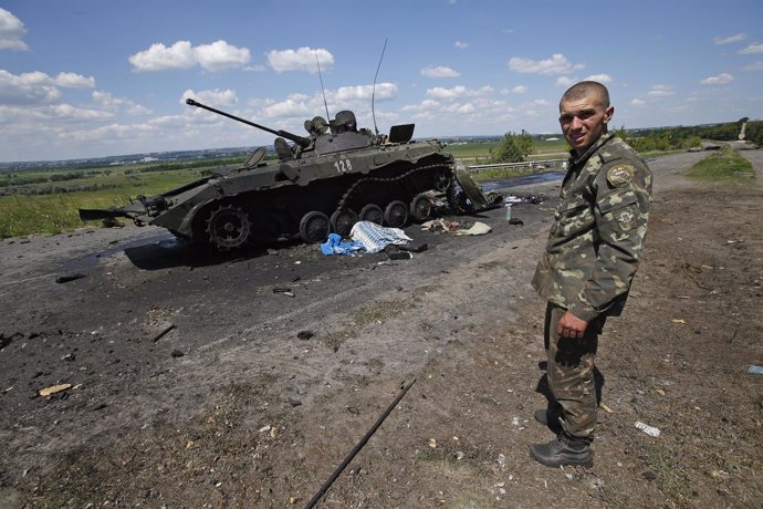 Un soldado de Ucrania muestra el cadáver de un miliciano prorruso