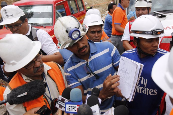 Equipos de rescate en la mina derrumbada en Honduras