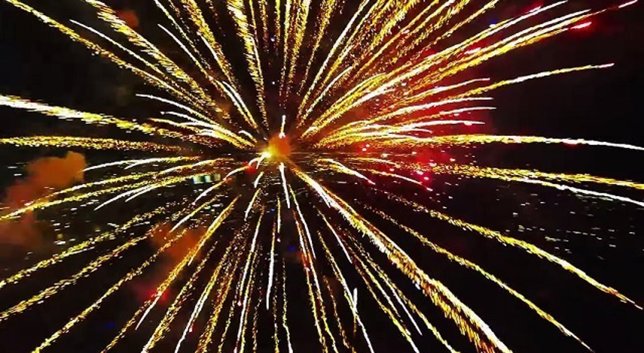 Increíbles fuegos artificiales vistos desde un Drone