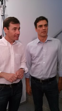 El candidato a la secretaría general del PSOE Pedro Sánchez junto a Tomás Gómez