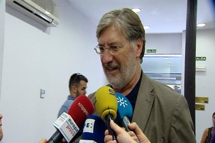 El candidato socialista, José Antonio Pérez Tapias, atendiendo a los medios.