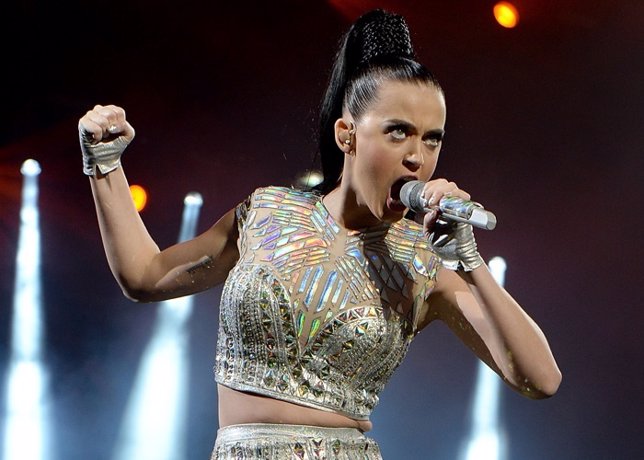 Katy Perry se cae del escenario